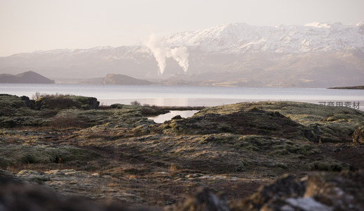 雪峰湖畔苔原与地热蒸汽交响