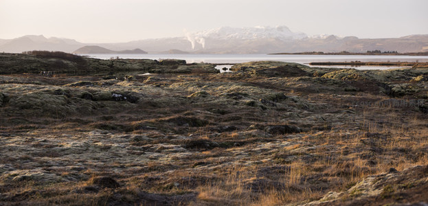苔原旷野中的远山蒸汽与湖泊