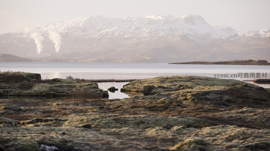 蒸汽升腾的雪山湖畔苔原景观