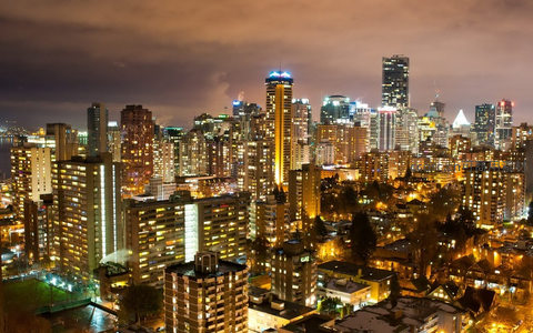 温哥华夜空下高楼林立灯火阑珊
