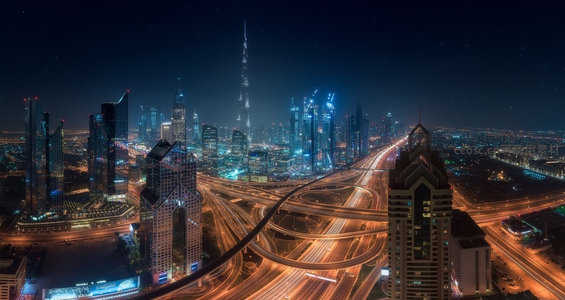 迪拜夜空下的摩天楼群与光轨交织