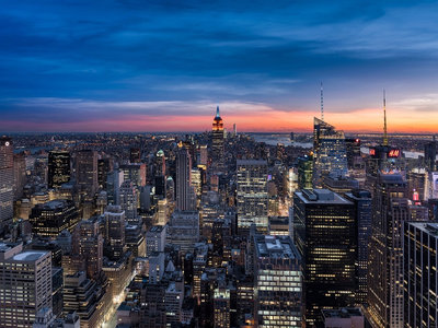 纽约暮色天际线，帝国大厦点亮夜空