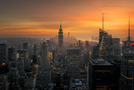 纽约日落时分，帝国大厦披上金辉