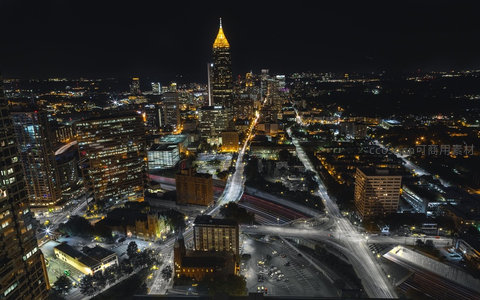 亚特兰大夜空下灯火通明的城市脉络