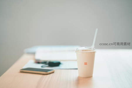 办公桌上的奶茶与手机，简约生活瞬间
