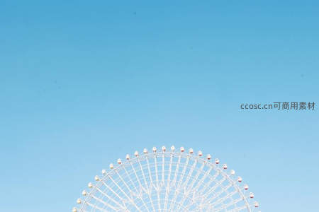 蓝天映衬下摩天轮的几何之美