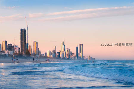 海滨都市天际线与金色夕阳共舞