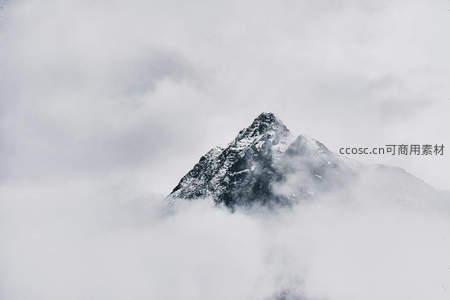 云海之巅：雪山峰顶若隐若现