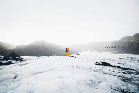 冰原行者：橙衣旅人穿越雪域荒原