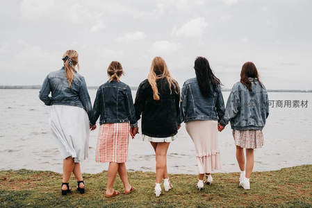 湖畔草地上的闺蜜时光