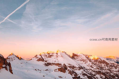 日落时分雪山峰顶染上金辉