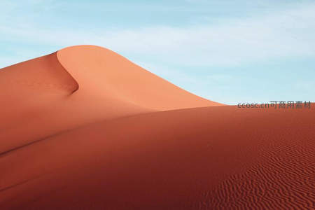 红色沙丘在晴空下展现柔美曲线