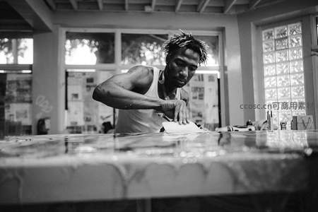 工匠专注打磨桌面的黑白瞬间