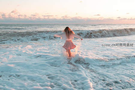 少女海边奔跑溅起浪花