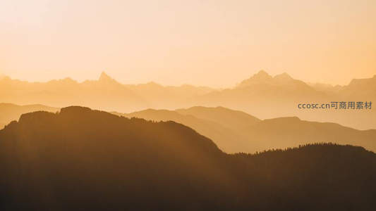 金色晨曦中的层叠山脉，如梦似幻