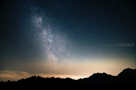银河横跨夜空，群山剪影见证宇宙浩瀚