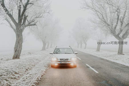 雪雾公路车灯照亮前行路