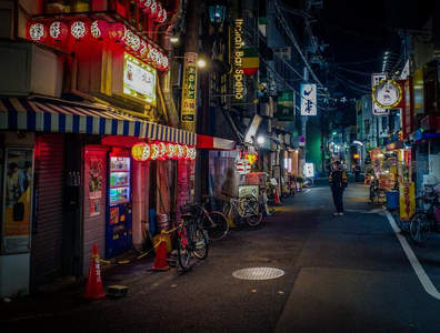 霓虹闪烁的东京深夜小巷