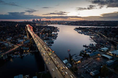 黄昏航拍城市桥梁车流如织