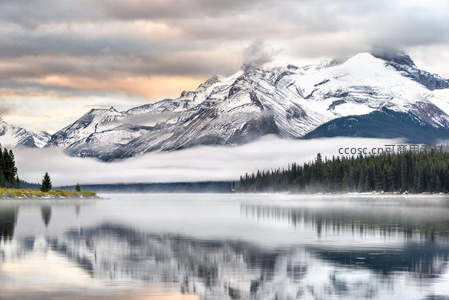 云雾缭绕雪山倒映湖面如镜