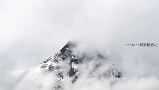 云雾缭绕的雪山峰顶