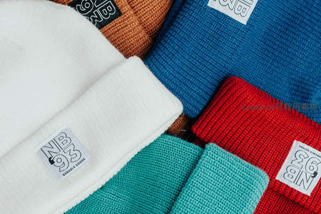 多彩针织帽堆叠展示品牌标识