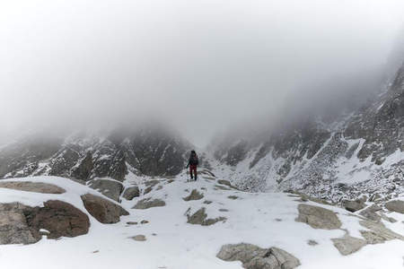 雪峰云海中孤独行者