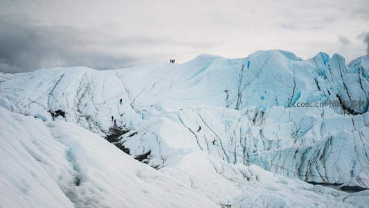 冰川裂隙间，探险者前行