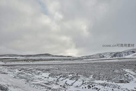 雪覆荒原，云压远山，苍茫大地尽显冬日寂寥