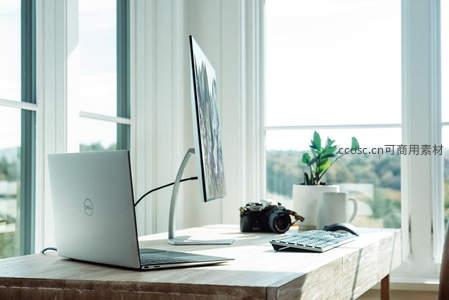 窗边办公桌，阳光洒落，简约现代工作空间