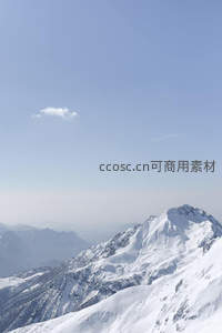 雪峰巍峨，晴空万里映山巅