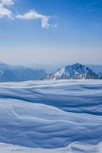 雪原如画，风吹雪浪舞山间
