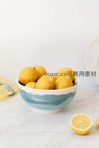 青花瓷碗盛满新鲜柠檬果香四溢