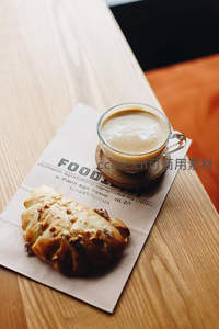 咖啡与可颂的午后时光