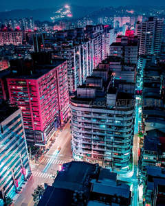 霓虹夜幕下的都市迷宫