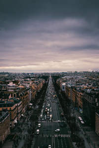 阴云笼罩下的城市主干道鸟瞰全景