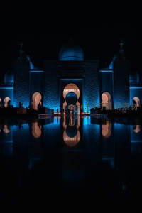 夜幕中蓝色光影映照的宏伟清真寺