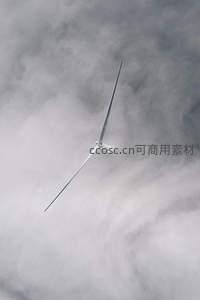 风力发电机矗立云海之上