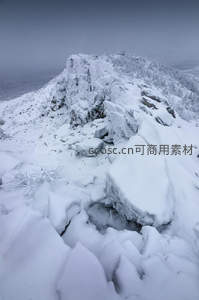雪覆山巅，苍茫天地间