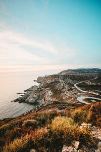 蜿蜒山路盘旋于壮丽海岸悬崖之上