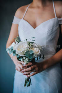 新娘手捧白玫瑰与尤加利叶花束