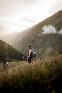 背包客驻足山谷眺望远方