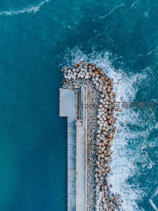 航拍视角下的海岸防波堤与碧海