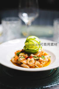 精致摆盘的海鲜意面配青柠卷