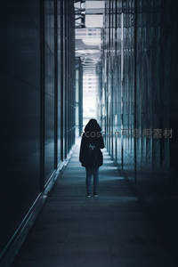 都市玻璃长廊中孤独背影，冷调光影
