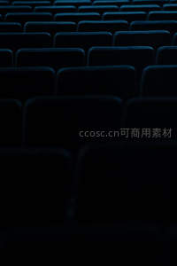 空旷影院座椅排列，深蓝静谧待客来