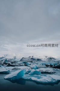 冰川湖上漂浮着晶莹剔透的蓝色冰块