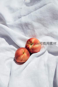 阳光下白布上的鲜嫩水蜜桃