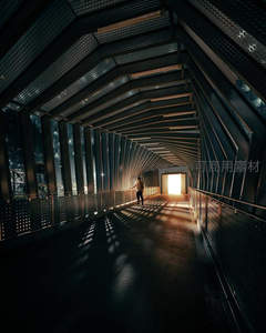 光影长廊中独行的身影