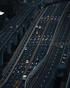 高架桥上车流如织